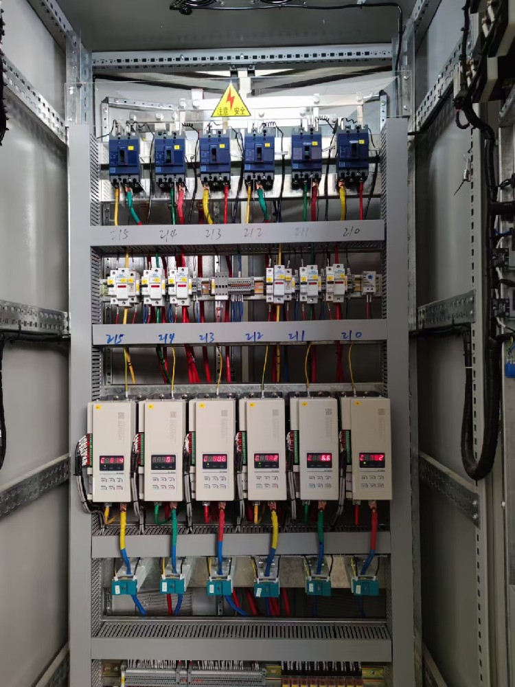 在电力调解器设计中，如那里置电源颤抖和电网脉动的影响？？？