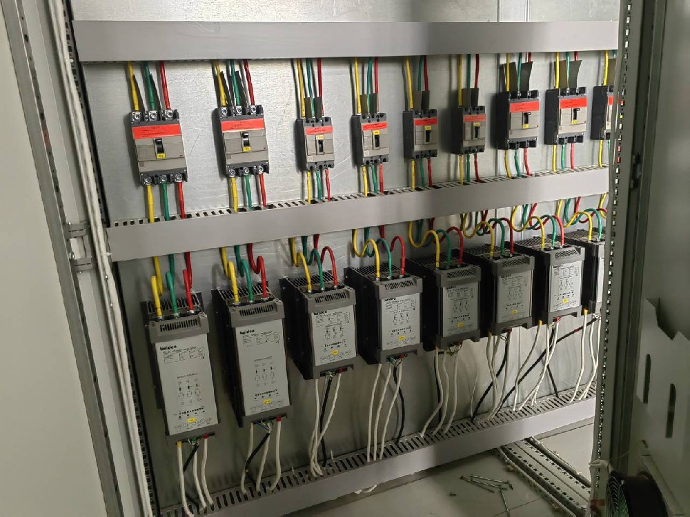 交流电力调解器和直流电力调解器的事情原理有哪些要害区别？