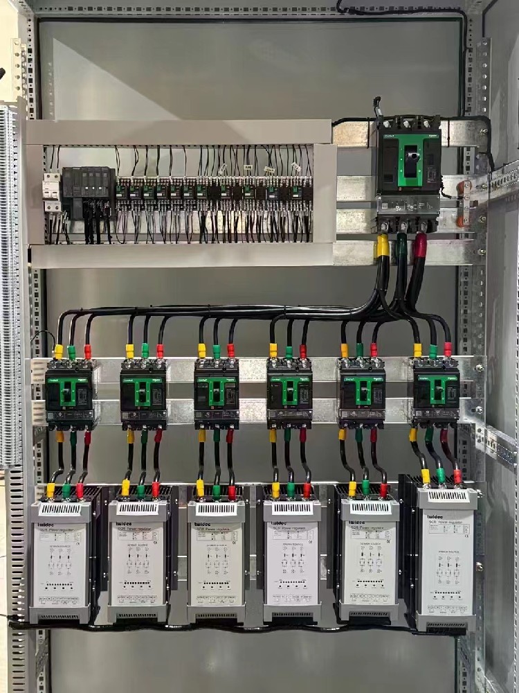 自动电力调解器中的 PID 控制器是怎样事情来调理输出的？