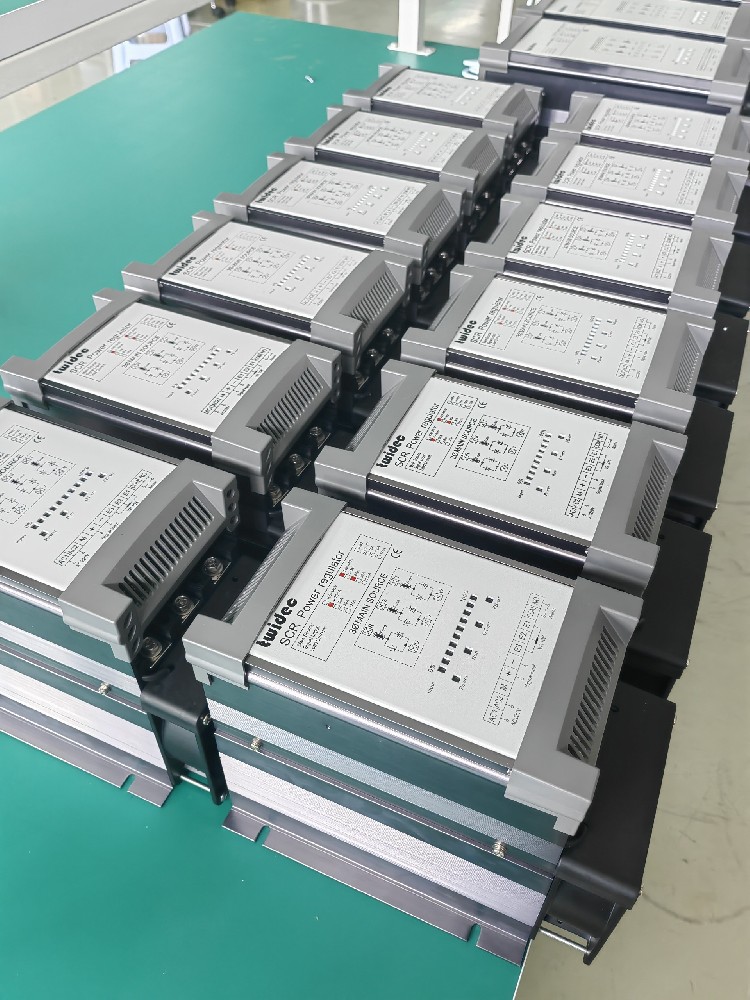 怎样实现多台电力调解器的协同事情以知足重大的电力控制需求？