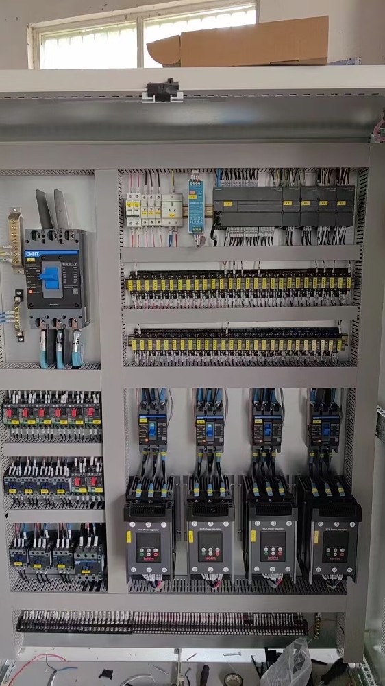 在装置电力调解器时，，，布线的粗细与材质对其性能有何详细影响？？？