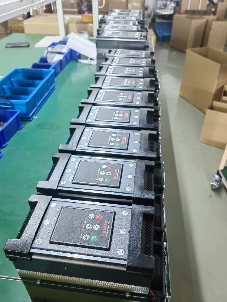 电力调解器运行历程中突然断电，来电后无法自动恢复到断电前的事情状态，怎样设置才华实现自动恢复？？