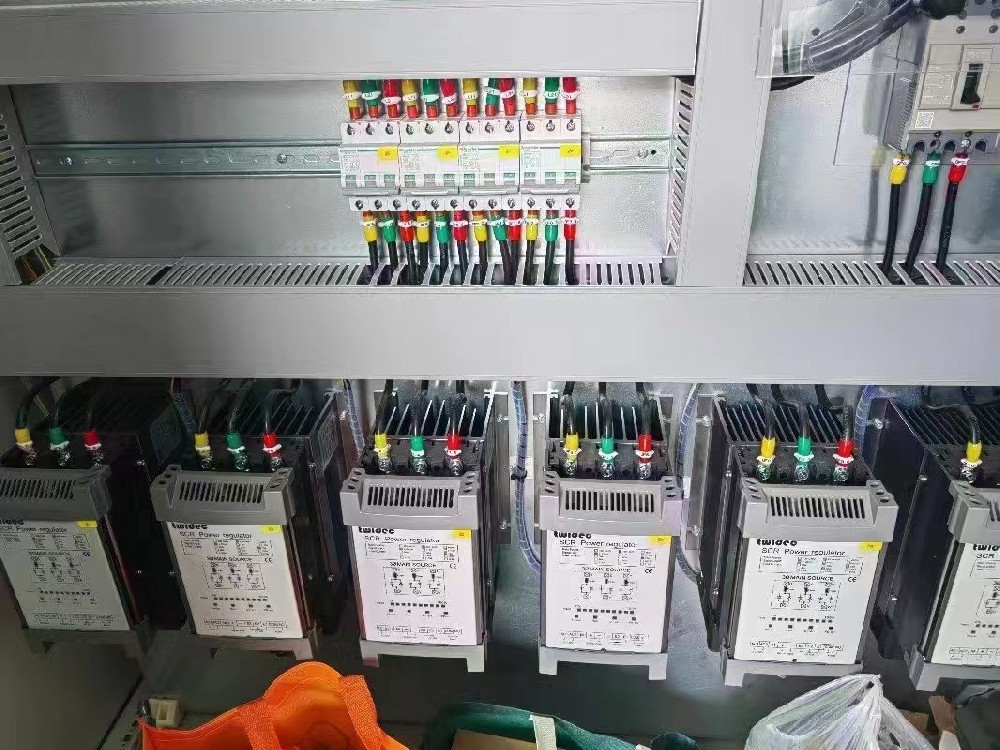 电力调解器的散热风扇损坏，暂时没有合适的备件替换，能否短时间内继续运行装备？？